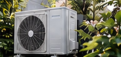 Buitenunit van een warmtepomp in de tuin